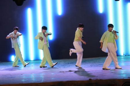 الفرقة الكورية “B.I.G” تشعل جمهور "الساحة الرئيسية"